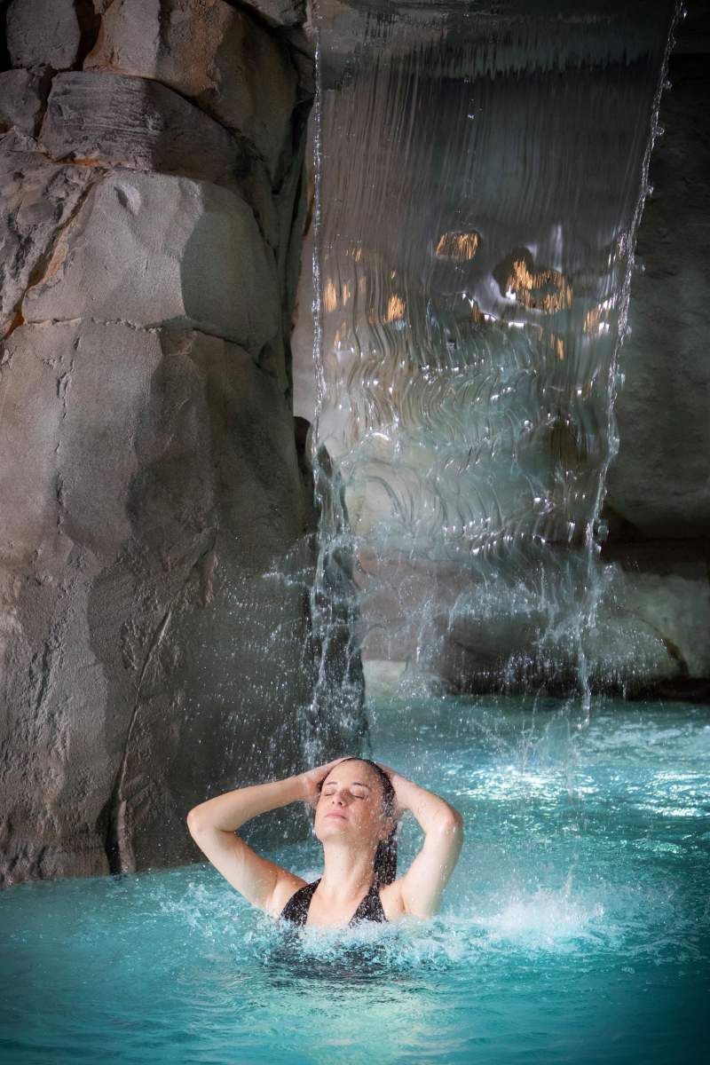 Spa La Parenthèse : espace aqua-ludique avec cascade d'eau