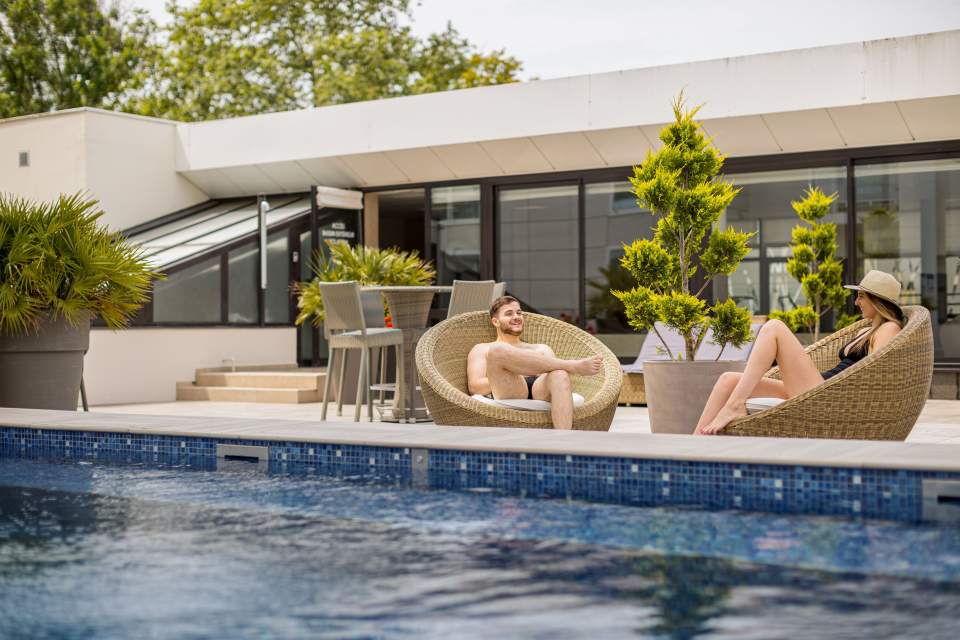 Spa La Parenthèse : piscine extérieure à Aix-les-Bains